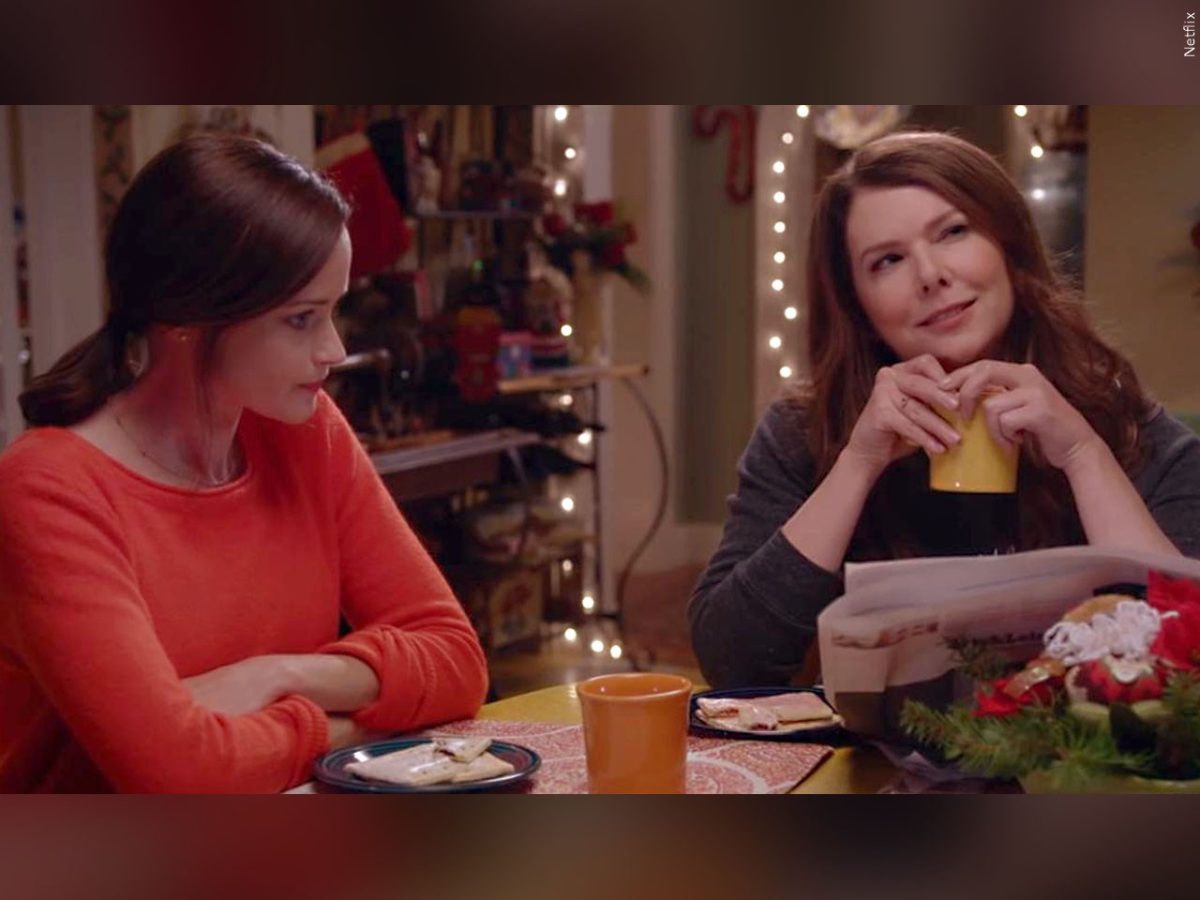 Alexis Bledel and Lauren Graham as Rory and Lorelai Gilmore 